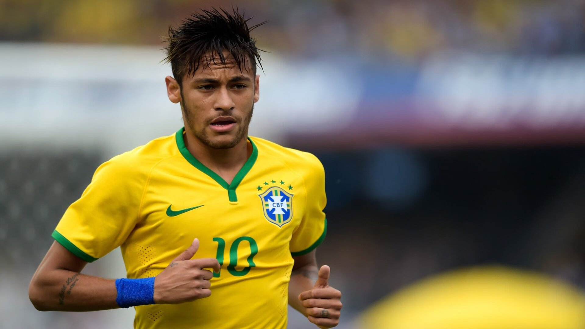 女足比赛中，中国队员朱某表现出色，足球运动员女中国